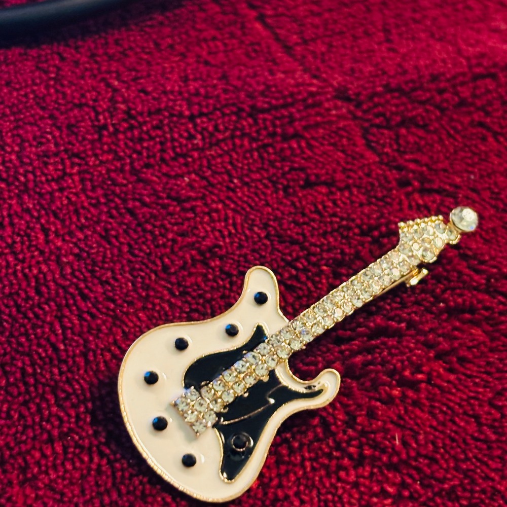 Electric Guitar Brooch Gold Tone White Enamel Rhinestone Music Pin